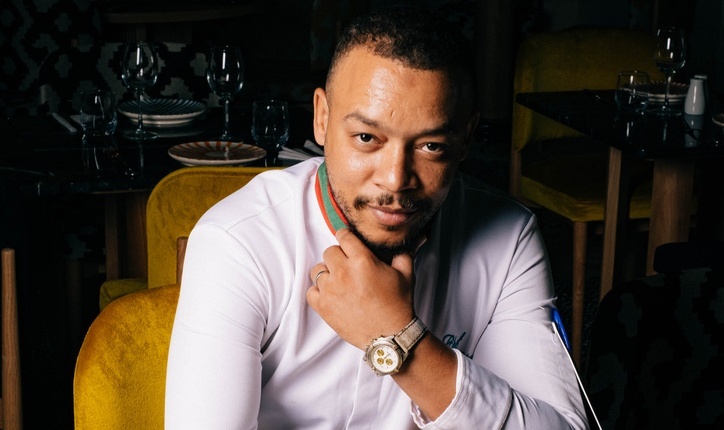 atelier de cuisine marocaine avec tajine et épices colorées