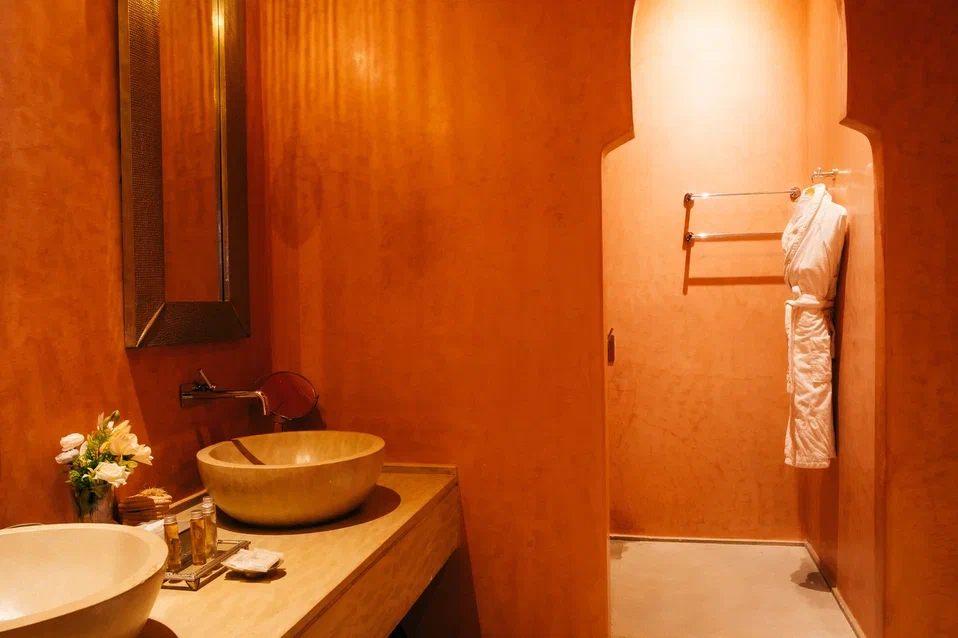 Intimate Moroccan comfort room showcasing traditional craftsmanship, warm color harmony, subtle lighting effects, authentic textiles, cozy atmosphere