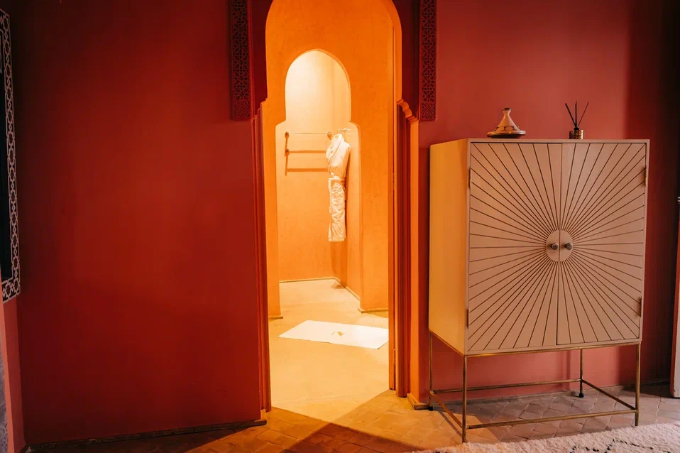 Cozy Moroccan comfort room with traditional tadelakt bathroom, warm earth tones, handcrafted details, intimate lighting.