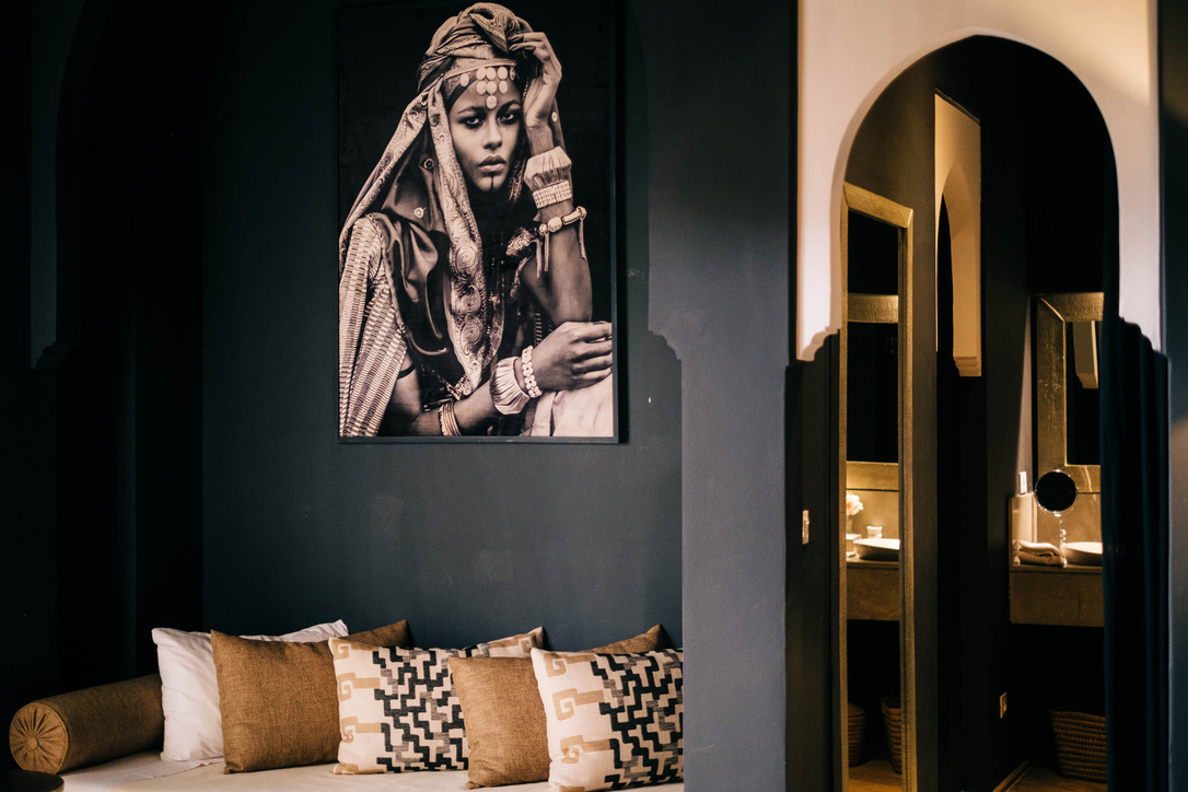 Intimate Moroccan comfort room showcasing traditional craftsmanship, warm color harmony, subtle lighting effects, authentic textiles, cozy atmosphere