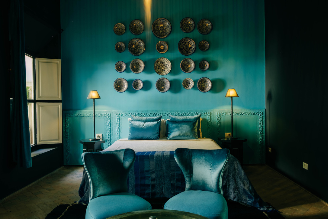 Traditional Moroccan tadelakt bathroom with Italian shower, natural stone, warm lighting, luxury hotel amenities