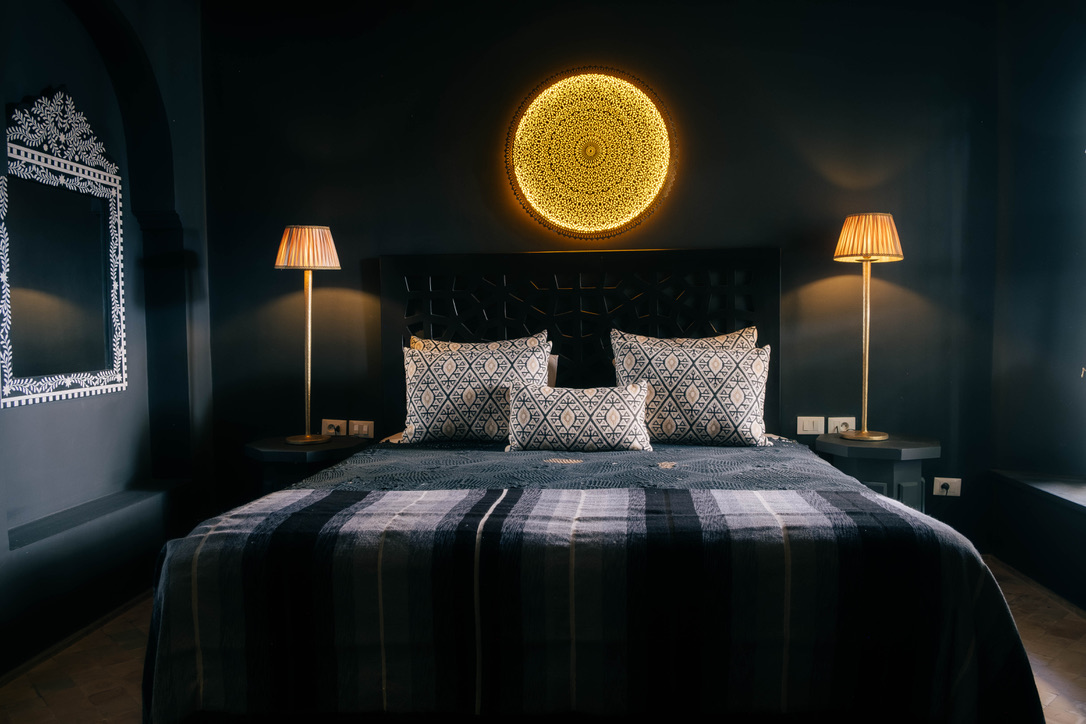 Cozy Moroccan comfort room with traditional tadelakt bathroom, warm earth tones, handcrafted details, intimate lighting.