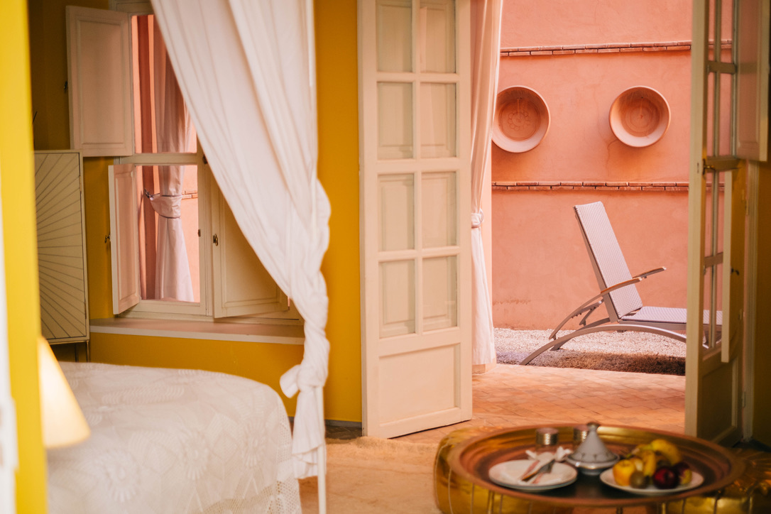 Intimate Moroccan comfort room showcasing traditional craftsmanship, warm color harmony, subtle lighting effects, authentic textiles, cozy atmosphere