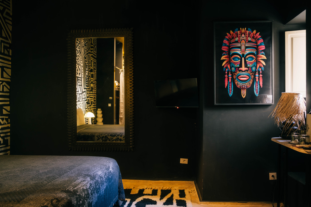 Cozy Moroccan comfort room with traditional tadelakt bathroom, warm earth tones, handcrafted details, intimate lighting.