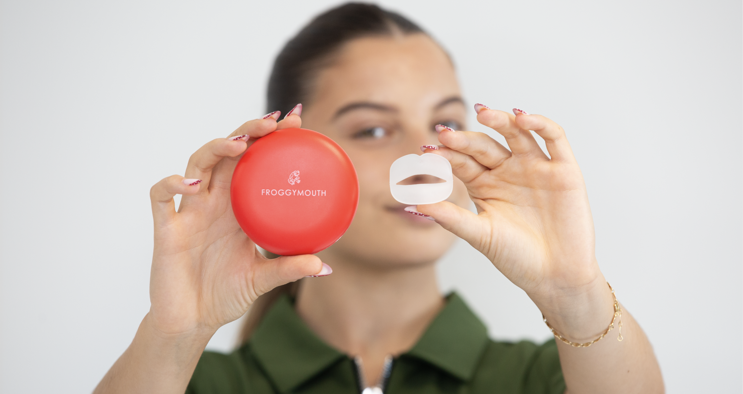 Patiente tenant un dispositif