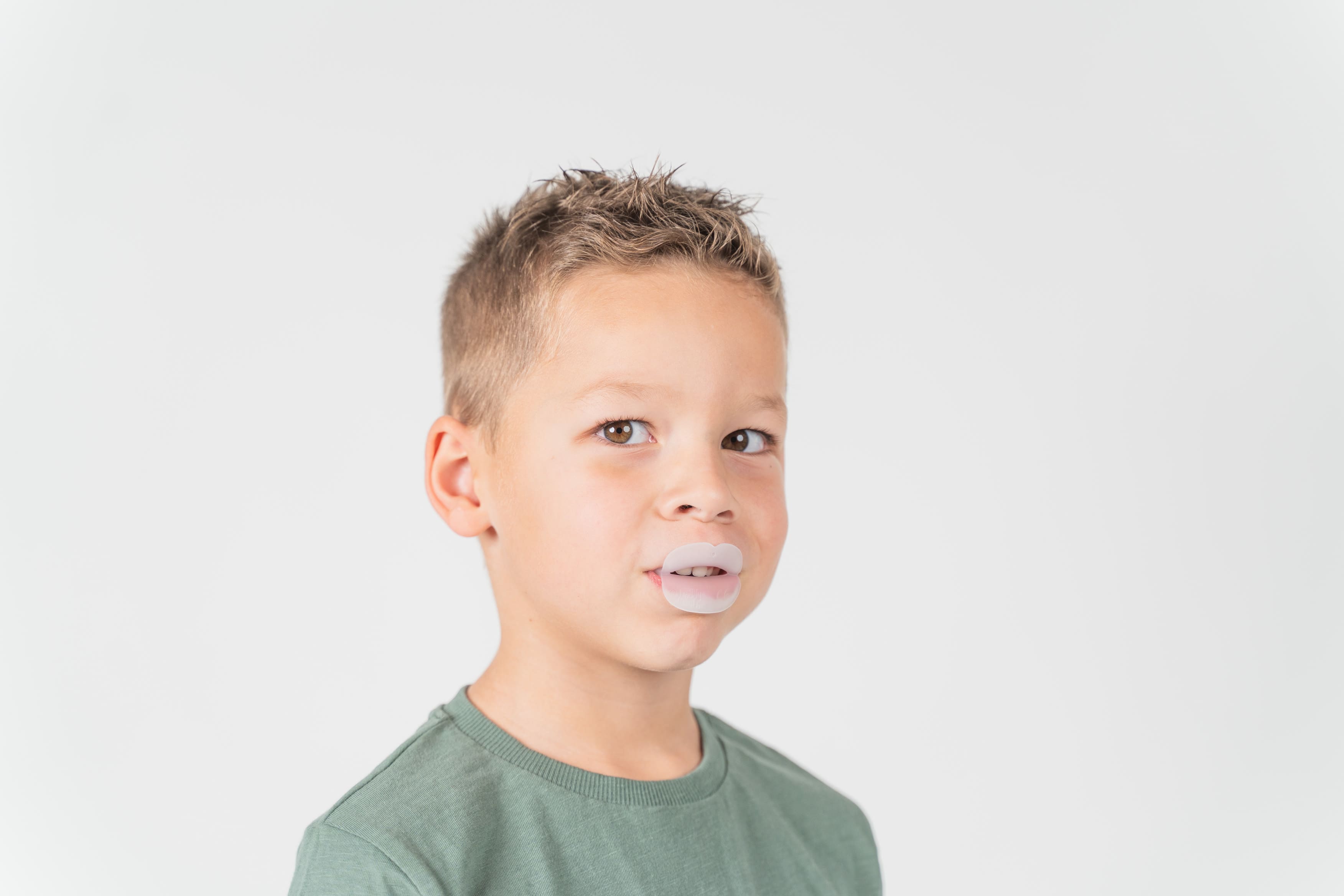 Enfant tenant un dispositif